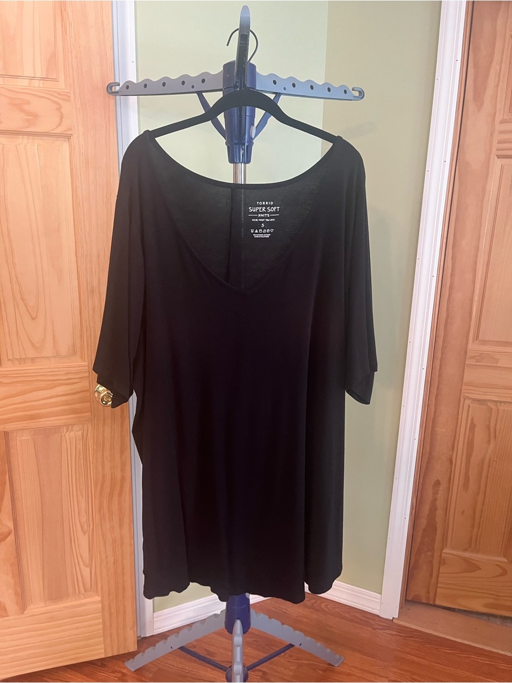 Torrid Black Super Soft V-Neck Tunic (size 5)